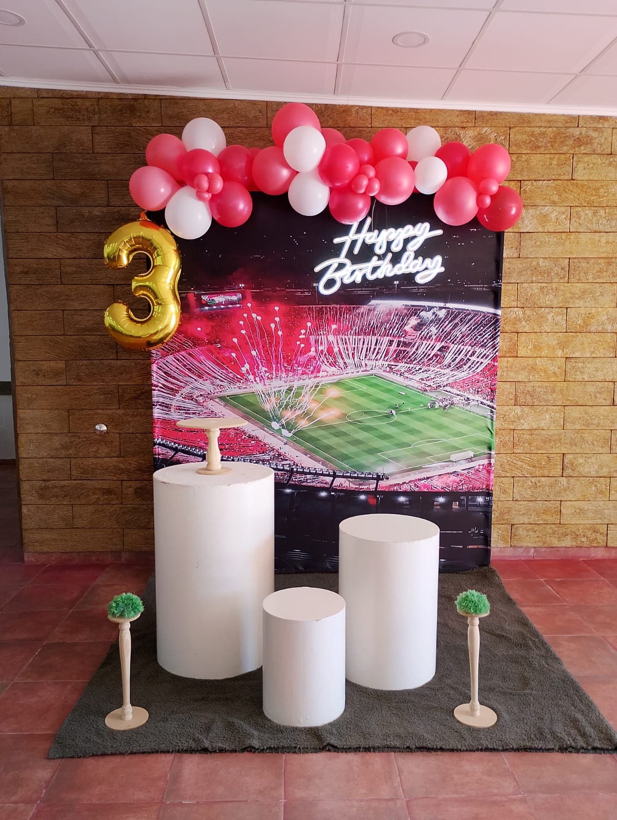 Decoración elegante de salón en Kairós Eventos