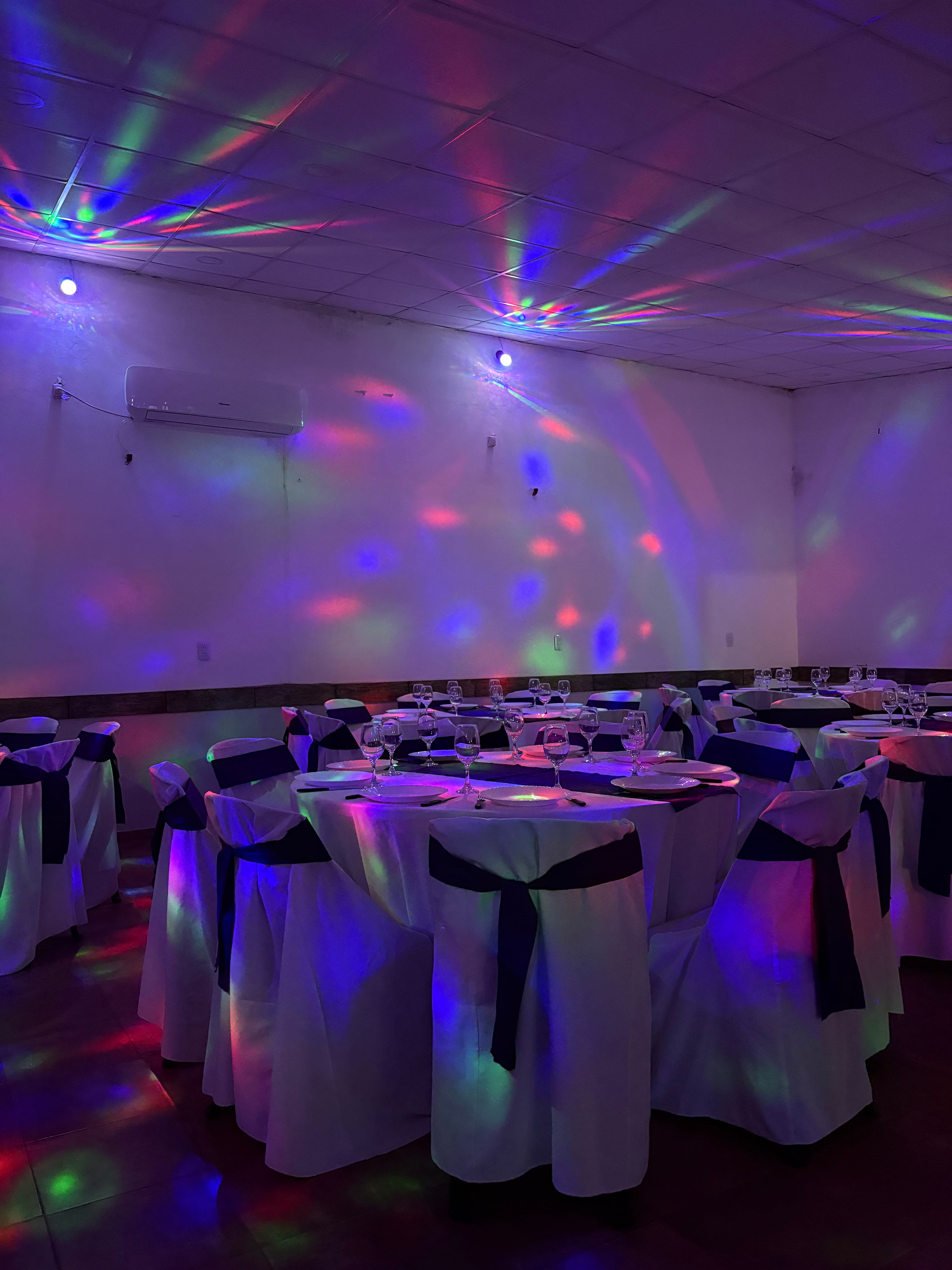 Mesa principal ambientada para una celebración premium